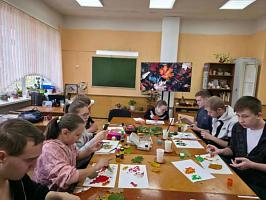Отпечатки тепла: студенты группы ПП-1 готовят подарки для ветеранов педагогического труда